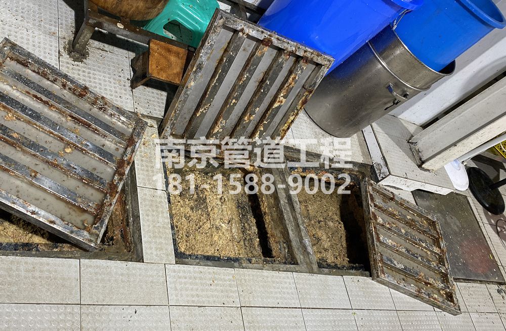 278天津新村城管中队食堂隔油池清理